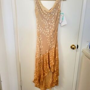 Nina Austin evening long dress size 8 very flattering with ruffled bottom